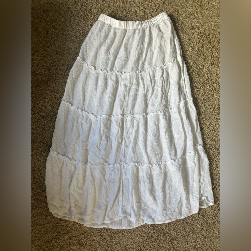 Hollister tiered maxi skirt, white color, medium size, never worn